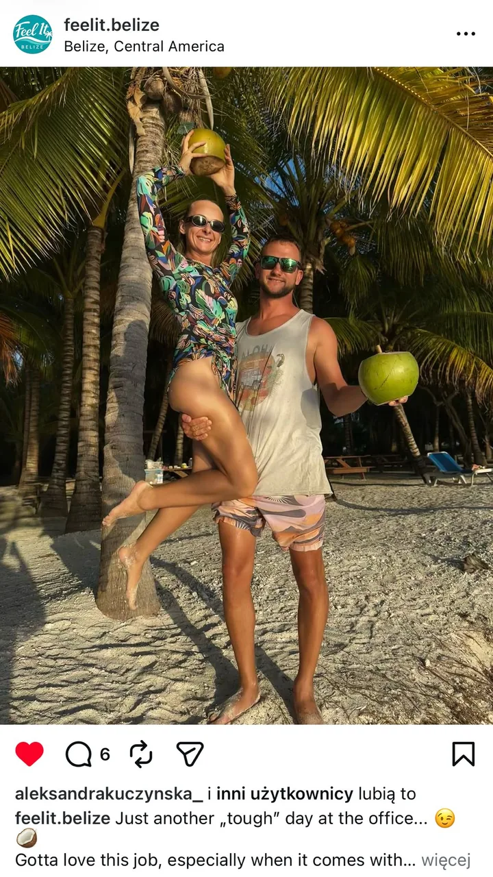 Szymon i Kamila na plaży w Belize trzymają świeże kokosy pod palmami