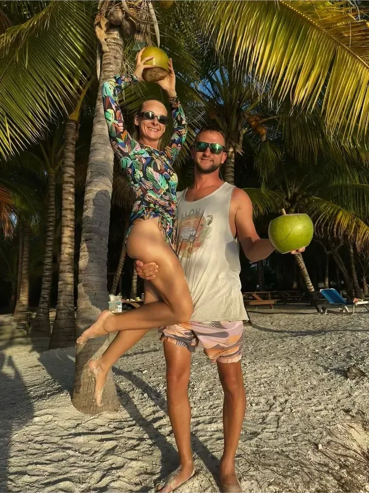 Szymon i Kamila na plaży w Belize trzymają świeże kokosy pod palmami