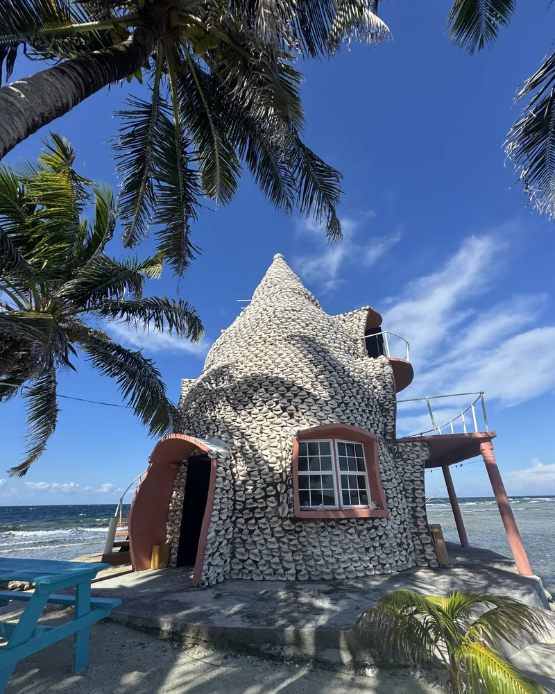 La Conch Shell House en Tom Owens Caye, con las paredes cubiertas de caracolas